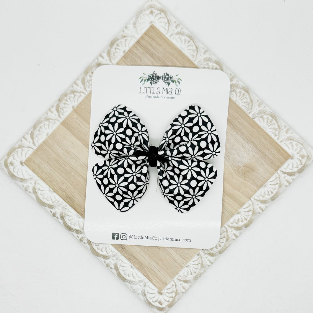 Black & White Floral Bella Clip